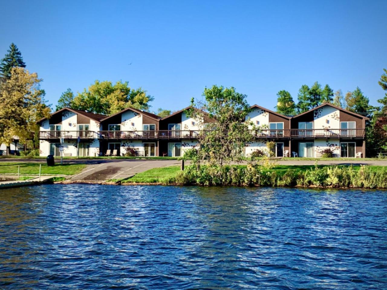 Bridge Inn Tomhawk - 2Nd Floor, 1 King Size Bed, Balcony, River View Tomahawk Dış mekan fotoğraf