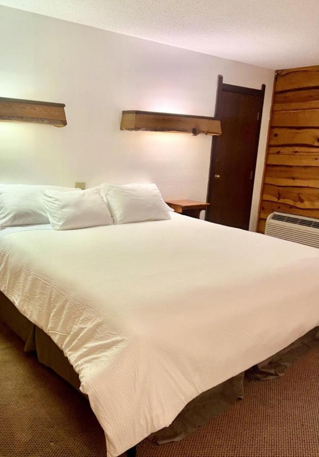 Bridge Inn Tomhawk - 2Nd Floor, 1 King Size Bed, Balcony, River View Tomahawk Dış mekan fotoğraf