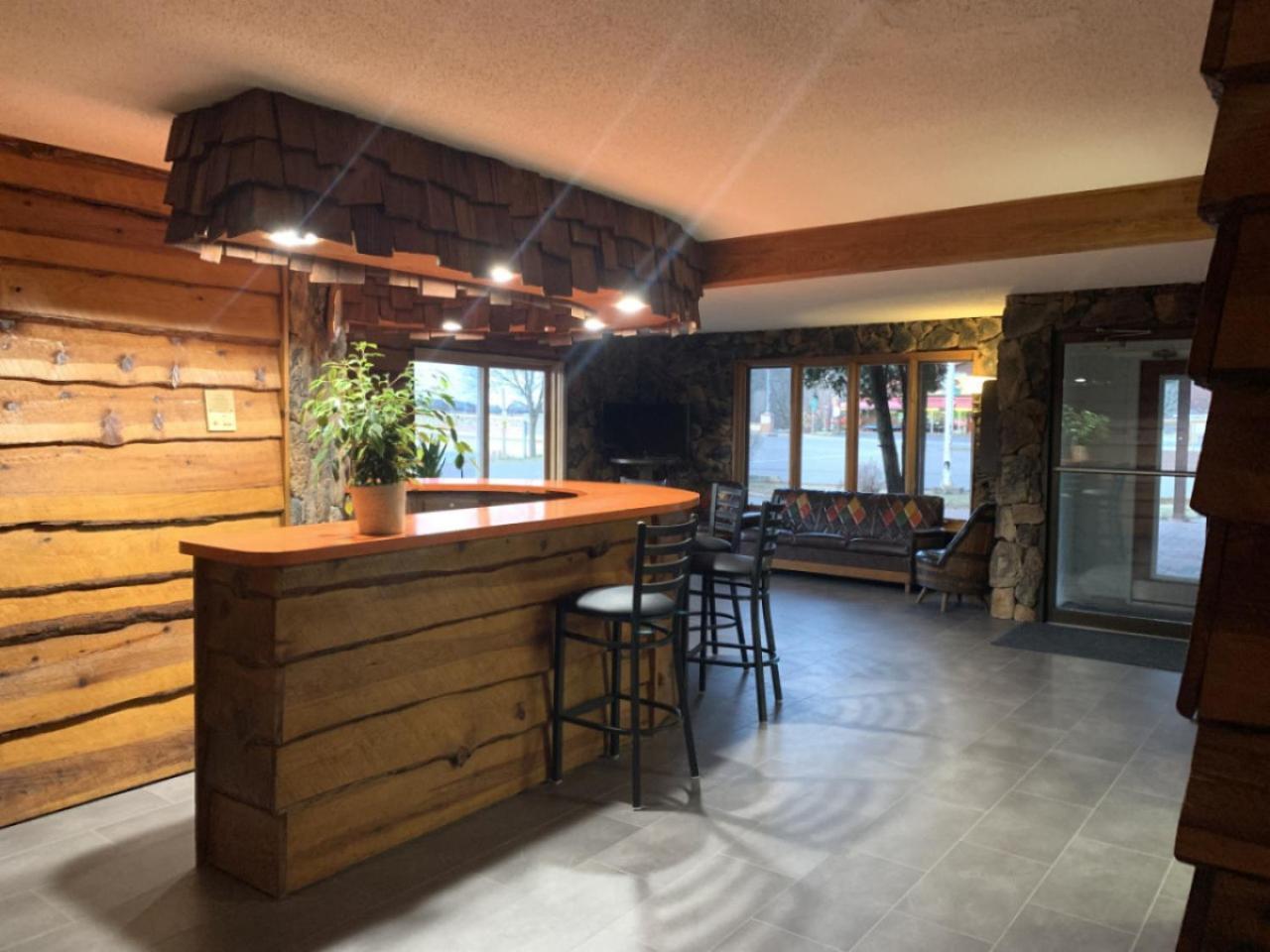Bridge Inn Tomhawk - 2Nd Floor, 1 King Size Bed, Balcony, River View Tomahawk Dış mekan fotoğraf