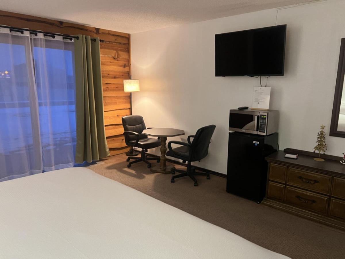 Bridge Inn Tomhawk - 2Nd Floor, 1 King Size Bed, Balcony, River View Tomahawk Dış mekan fotoğraf